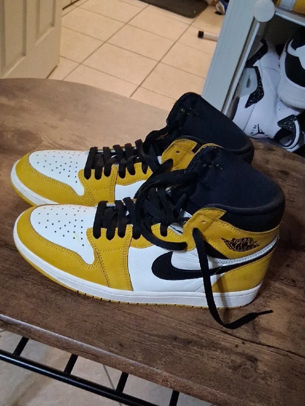 Jordan 1 Mid - White/Yellow/Black